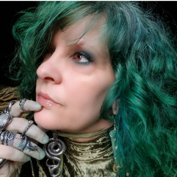 MEET YOUR POSHER!! 💚🖤🎃🖤💚 - Picture 2 of 12